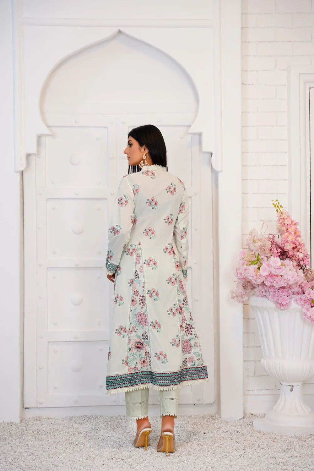 Embroidered Lawn Suit 3 Pc